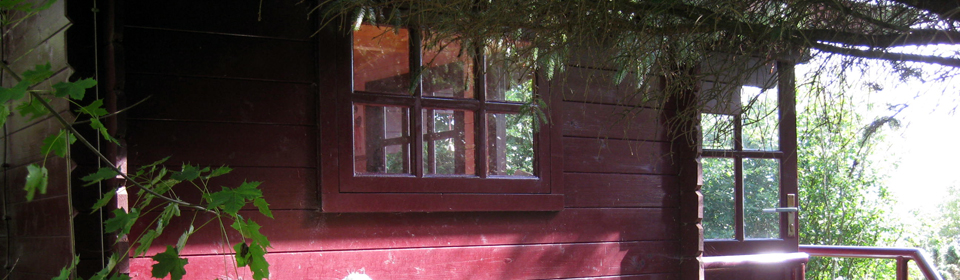 Small retreat hut in the garden at Passaddhi. | © Photo design4exchange